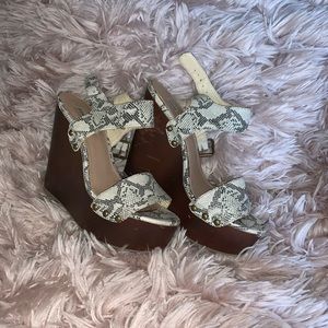 Steve Madden Snakeskin print shoes